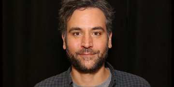 Josh Radnor acompañará a Al Pacino en la serie de Jordan Peele