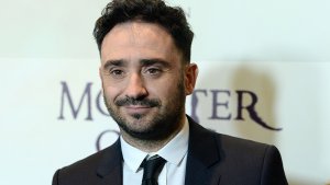 El director de "La sociedad de la nieve" habló sobre la delicada situación del cine argentino