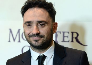 El director de "La sociedad de la nieve" habló sobre la delicada situación del cine argentino