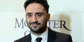 El director de "La sociedad de la nieve" habló sobre la delicada situación del cine argentino