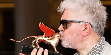 Pedro Almodóvar recibió en Venecia el León de Oro por su trayectoria