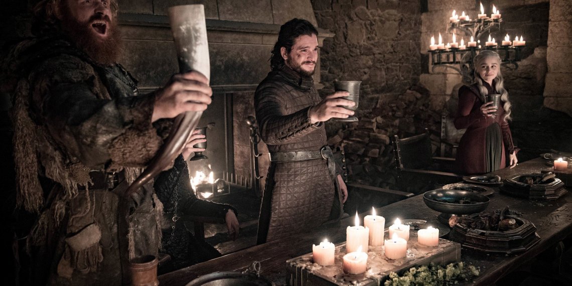 Emilia Clarke reveló de quién era el café que se vio en “Game of thrones”