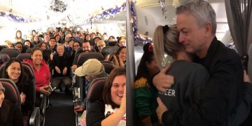 “Teniente Dan” de Forrest Gump llevó a los hijos de soldados caídos en combate a Disney World