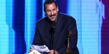 Épico discurso de Adam Sandler en los Spirit Awards