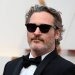 Joaquin Phoenix usó el mismo traje durante toda la temporada de premios para “cuidar el medio ambiente”