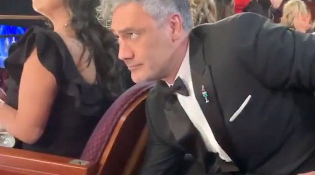 Taiki Waititi escondió su Oscar debajo de una butaca