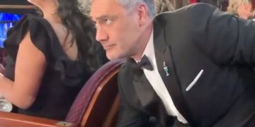 Taiki Waititi escondió su Oscar debajo de una butaca