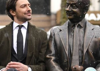 Todos quieren su foto con la nueva estatua de Mr Bean en Londres