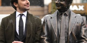 Todos quieren su foto con la nueva estatua de Mr Bean en Londres