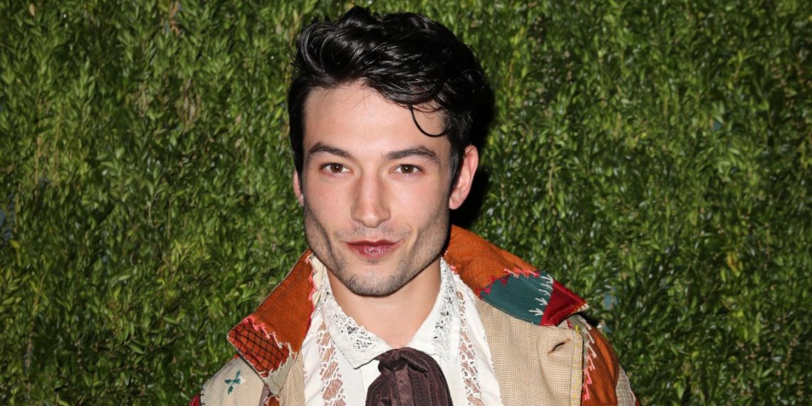 Se viraliza video del actor Ezra Miller en un supuesto ataque a un fan