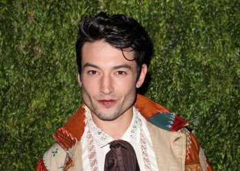 Se viraliza video del actor Ezra Miller en un supuesto ataque a un fan