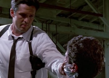 Michael Madsen recrea la icónica escena de “Reservoir Dogs”, en su casa