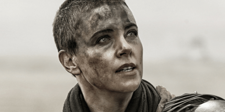 Charlize Theron celebra el quinto aniversario de “Mad Max: Furia en la carretera” con fotos inéditas del set