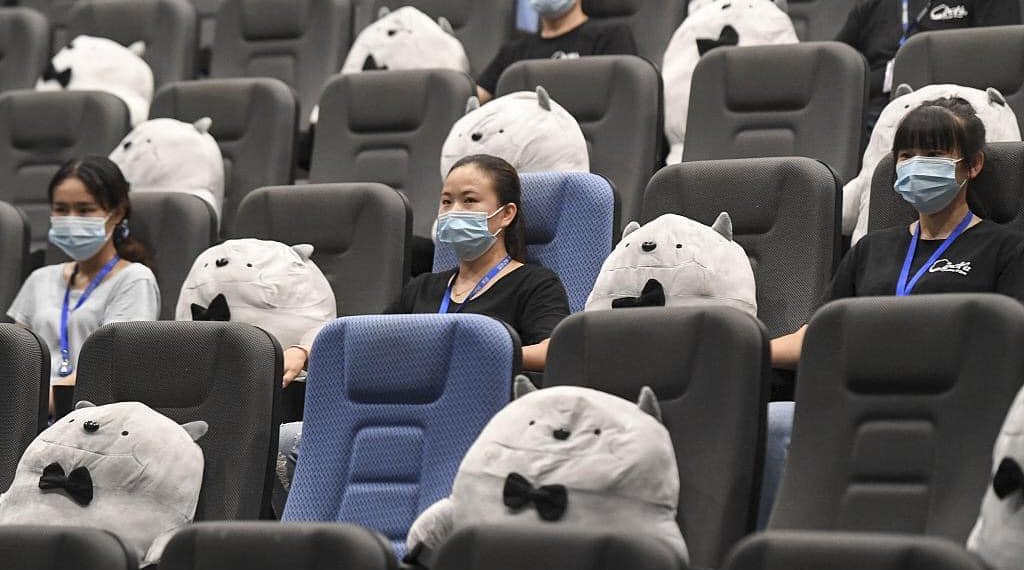 ¡A un oso de distancia! Así preparan la reapertura de los cines en China