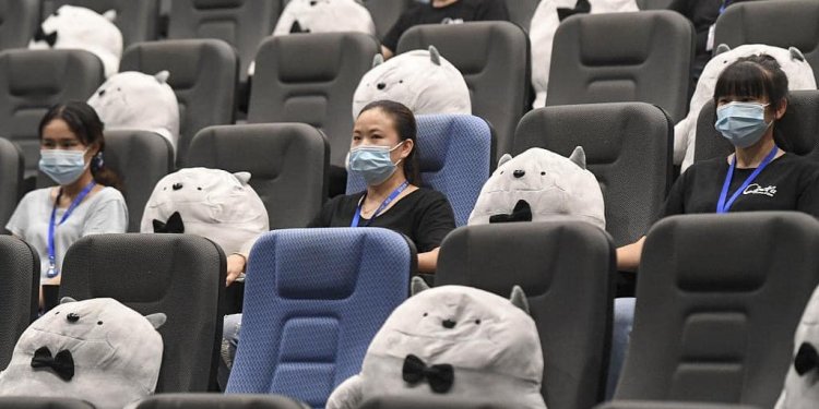 ¡A un oso de distancia! Así preparan la reapertura de los cines en China