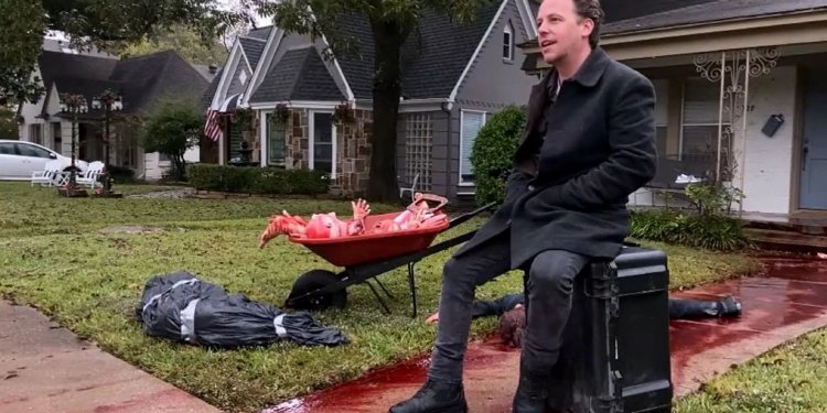 Armó una decoración tan sangrienta por Halloween que fue denunciado por los vecinos