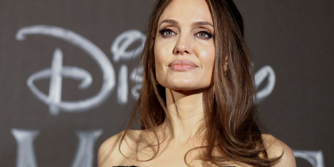 ¿Es su novio?: Angelina Jolie está muy cerca de una celebridad