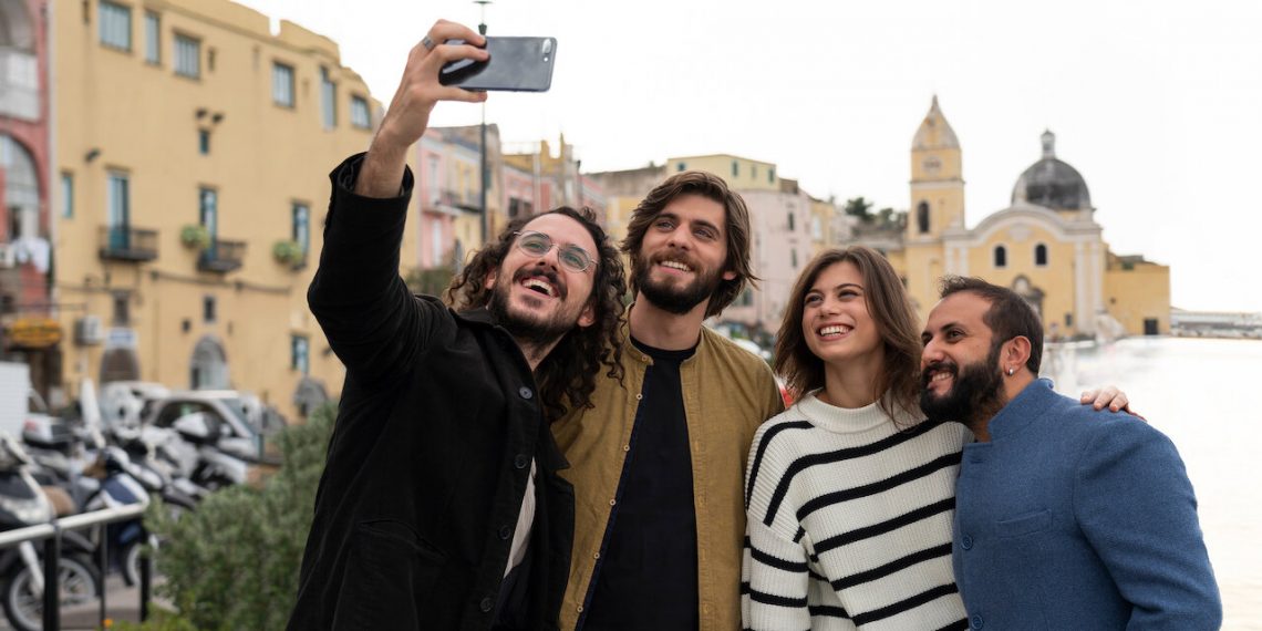 Generación 56k, la serie italiana de Netflix que te llevará de vuelta a los 90