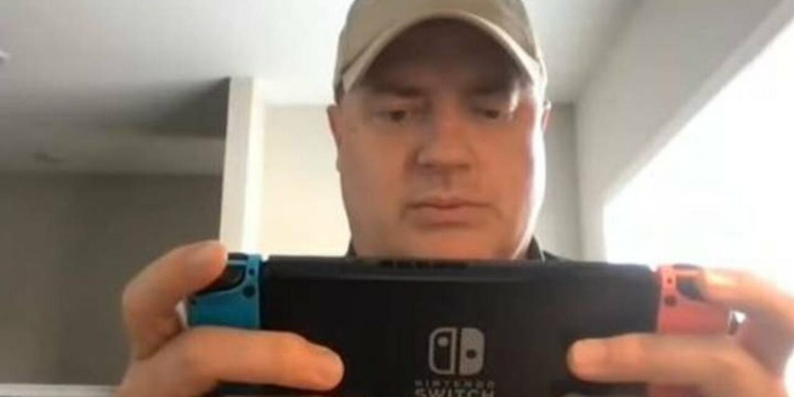Brendan Fraser no notó que estaba en vivo mientras jugaba con su Switch