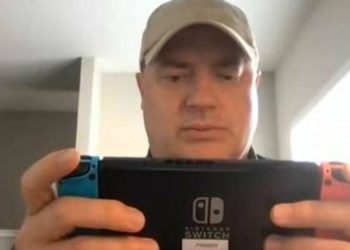 Brendan Fraser no notó que estaba en vivo mientras jugaba con su Switch
