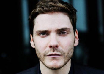 Hablamos con Daniel Brühl por el estreno de “Nebenan”