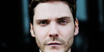 Hablamos con Daniel Brühl por el estreno de “Nebenan”