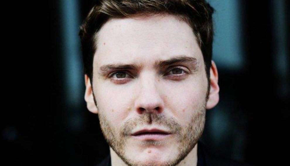Hablamos con Daniel Brühl por el estreno de “Nebenan”