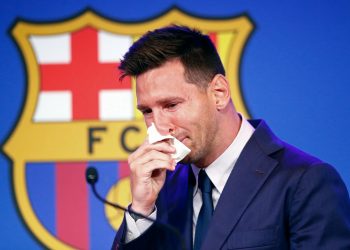 Subastan el pañuelo de Lionel Messi, y “lo compró” Michael Keaton