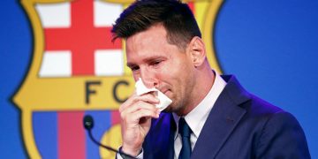 Subastan el pañuelo de Lionel Messi, y “lo compró” Michael Keaton