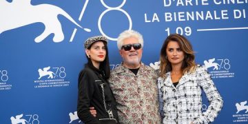 Madres Paralelas y Spencer, las películas más aclamadas en Venecia