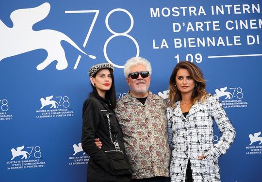 Madres Paralelas y Spencer, las películas más aclamadas en Venecia