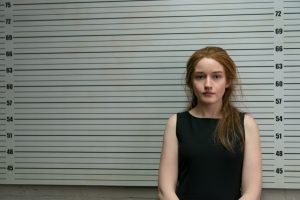 Inventing Anna: La nueva serie de Netflix con Julia Garner
