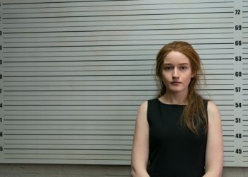 Inventing Anna: La nueva serie de Netflix con Julia Garner