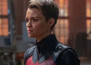 Estalló la guerra entre Ruby Rose y Warner Bros.