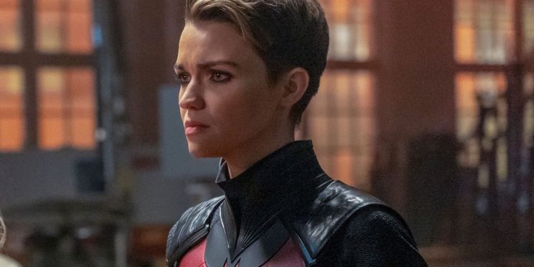 Estalló la guerra entre Ruby Rose y Warner Bros.