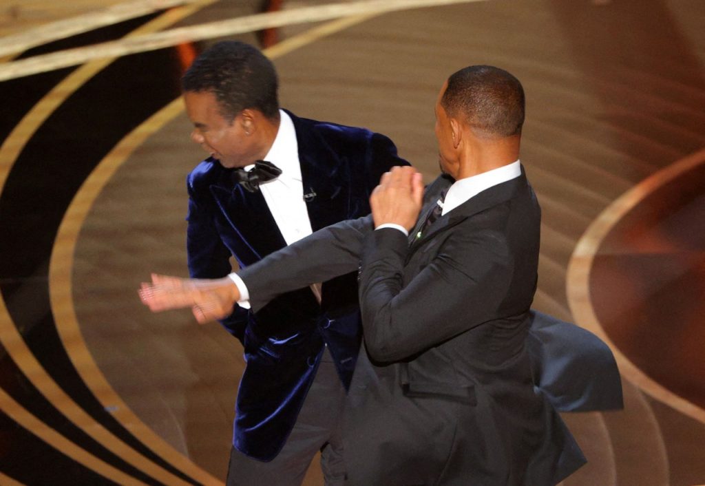 El momento más incómodo de la noche: la piña entre Will Smith y Chris Rock