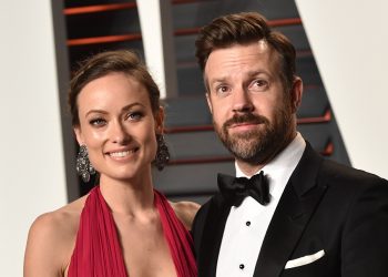 Olivia Wilde recibió los documentos legales de Sudeikis en la presentación de su película