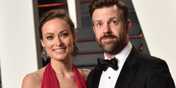 Olivia Wilde recibió los documentos legales de Sudeikis en la presentación de su película