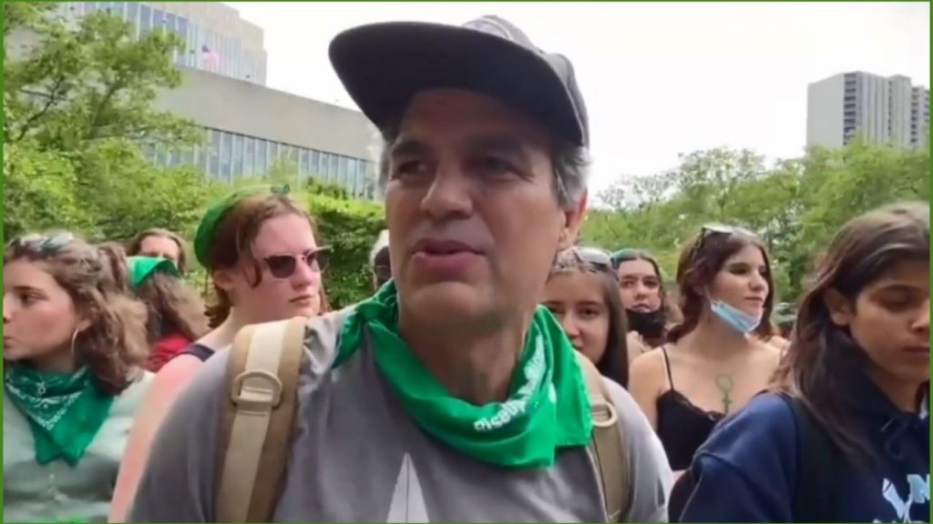 Mark Ruffalo participó de la marcha en Estados Unidos por el derecho al aborto
