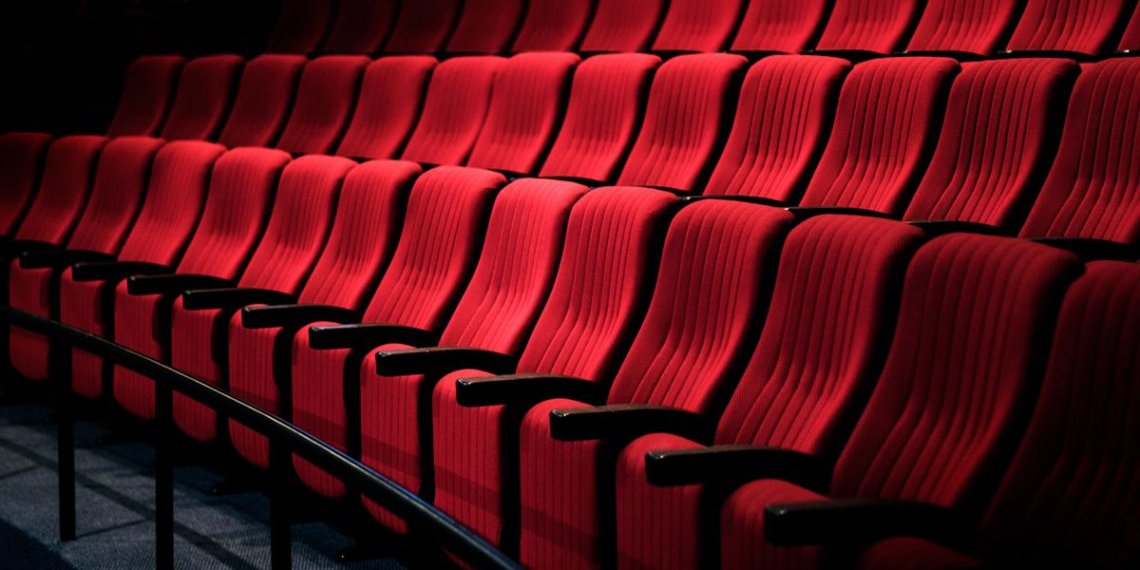 Se quedó encerrado en el cine a la noche: Mirá lo que le pasó