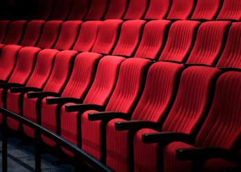 Se quedó encerrado en el cine a la noche: Mirá lo que le pasó