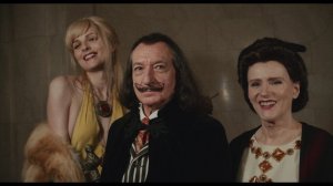 Primeras imágenes de Ezra Miller y Ben Kingsley como Salvador Dalí