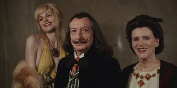 Primeras imágenes de Ezra Miller y Ben Kingsley como Salvador Dalí