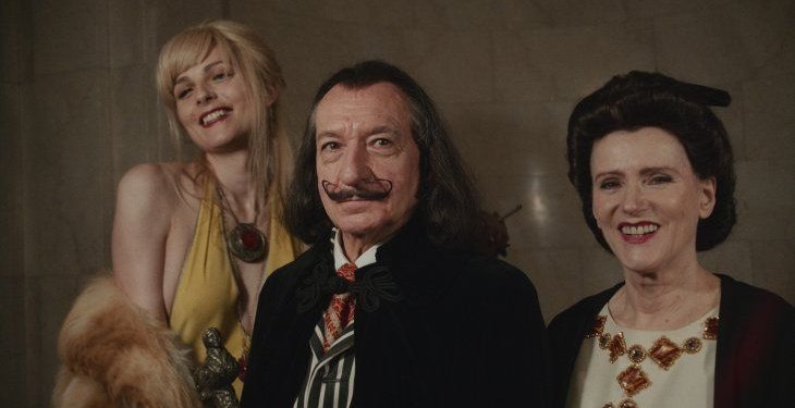 Primeras imágenes de Ezra Miller y Ben Kingsley como Salvador Dalí