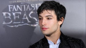 Ezra Miller piensa que lo sigue el FBI