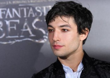 Ezra Miller piensa que lo sigue el FBI