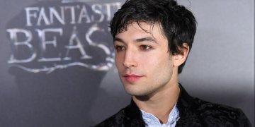 Ezra Miller piensa que lo sigue el FBI