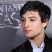 Ezra Miller piensa que lo sigue el FBI