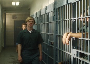 ¿Lo notaste? Una estrella de los 80 forma parte de Dahmer