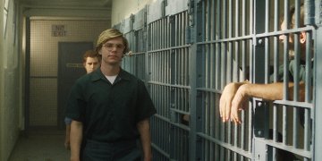 ¿Lo notaste? Una estrella de los 80 forma parte de Dahmer